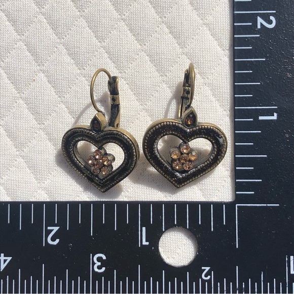 Beautiful earthy feel heart earrings with a bit of sparkle.Lightweight and fun🤎 - Picture 8 of 9